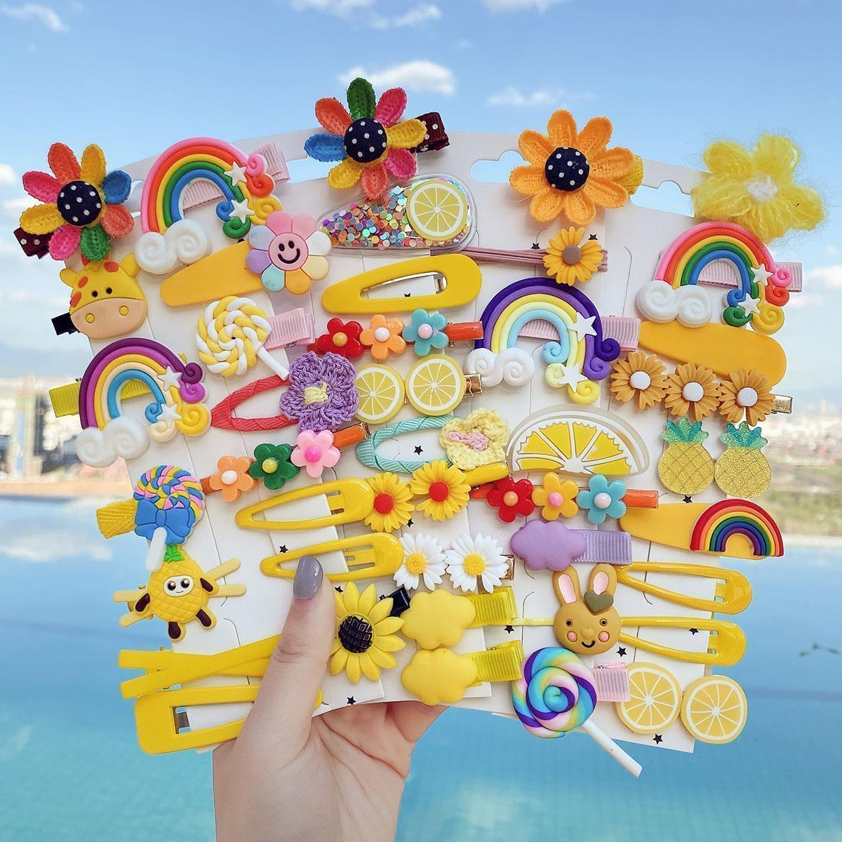 Cute cartoon hair clips and princess-style hair accessories for babies and children—perfect for securing stray strands.