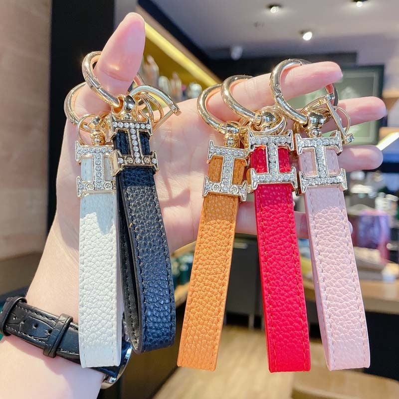 Rhinestone-embellished "H" car keychain – a stylish, creative bag charm and premium, trendy gift.