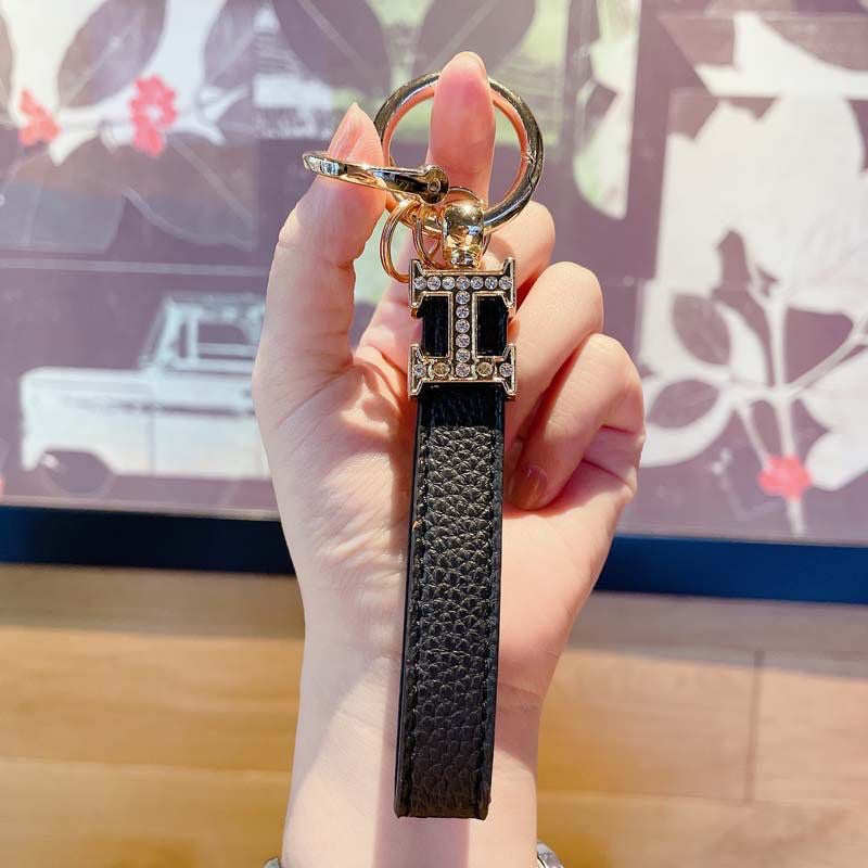 Rhinestone-embellished "H" car keychain – a stylish, creative bag charm and premium, trendy gift.